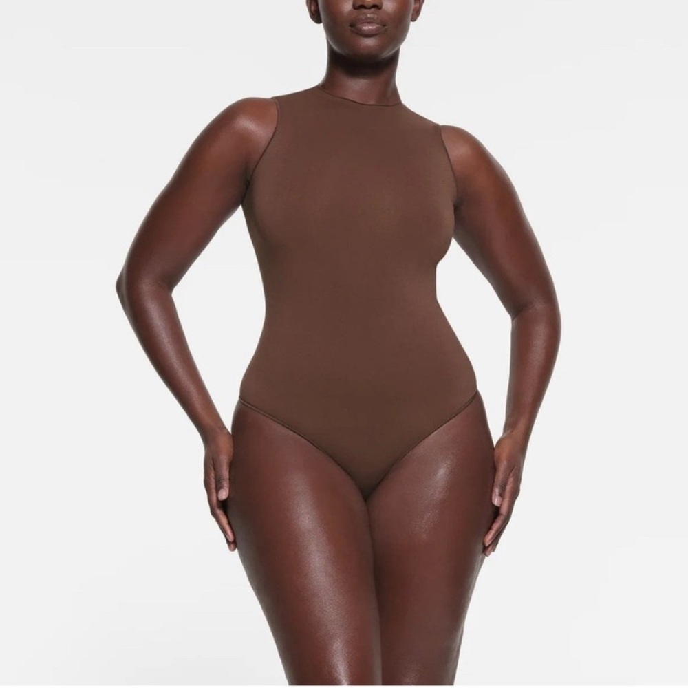 COPY - SKIMS - ESSENTIAL CREW NECK SLEEVELESS BODYSUIT - COCOA - XXS/XS